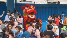 Các bệnh nhi tại Bệnh viện Nhi đồng 1 thích thú với tiết mục múa lân. (Ảnh: TTXVN)