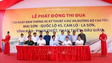 Ký kết giao ước thi đua giữa các Nhà thầu và Chủ đầu tư tại Lễ phát động thi đua "120 ngày đêm thông xe kỹ thuật 4 dự án đường bộ cao tốc”. 
