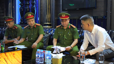 Công an quận Hai Bà Trưng kiểm tra hoạt động quán karaoke trên địa bàn. (Ảnh: TTXVN)