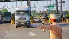Lực lượng tiếp tục tăng cường tuần tra kiểm soát phát hiện và xử lý nghiêm hành vi chở hàng hoá quá tải trọng. (Ảnh: Minh Sơn/Vietnam+) 