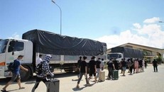 Nhóm 26 công dân Việt Nam vào chốt kiểm soát cửa khẩu Việt Nam sau khi hoàn thành thủ tục bàn giao với phía Campuchia ngày 1/9. (Ảnh: Huỳnh Thảo/TTXVN)