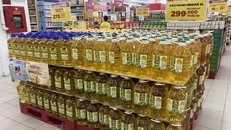 Nhiều sản phẩm tiêu dùng thiết yếu như dầu ăn, hóa phẩm tẩy rửa... được áp dụng mức ưu đãi giá tốt tại các siêu thị lớn. (Ảnh: Việt Anh/Vietnam+) 