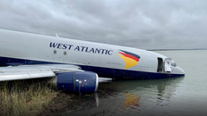 Hình ảnh ghi lại tại hiện trường cho thấy sau cú trượt, một nửa thân trên của chiếc Boeing 737 thuộc hãng vận tải hàng hóa West Atlantic đã tiếp nước; 3 thành viên phi hành đoàn thoát ra an toàn. (Ảnh: aviacionline.com)