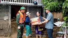 Lãnh đạo huyện Kỳ Sơn (Nghệ An) trao nhu yếu phẩm cho người dân thị trấn Mường Xén bị thiệt hại nặng sau lũ quét. Ảnh: Tá Chuyên/TTXVN