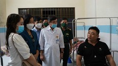 Lãnh đạo huyện Côn Đảo cùng cán bộ, nhân viên y tế thăm hỏi thuyền viên tàu Wu Zhou đang được điều trị tại Trung tâm Y tế quân dân y Côn Đảo - Ảnh: Báo Bà Rịa-Vũng Tàu.