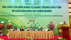 Nhà báo Nguyễn Hùng Sơn, Phó Chủ tich Liên hiệp các Hội UNESCO Việt Nam phát biểu tại Hội nghị quốc tế "Vai trò của nền kinh tế xanh trong bảo tồn di sản văn hóa và thiên nhiên".