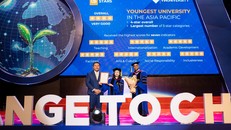 Ông Samuel Ang, Giám đốc khu vực Châu Á tại QS trao chứng nhận QS cho TS. Lê Mai Lan, Chủ tịch Trường Đại học VinUni và Giáo sư Rohit Verma, Hiệu trưởng nhà trường ngay trong Lễ khai giảng năm học mới của VinUni sáng 10/10/2022.