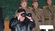 Hình ảnh nhà lãnh đạo Triều Tiên Kim Jong-un giám sát một vụ thử nghiệm vũ khí. (Ảnh: Yonhap/TTXVN) 