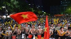 Đông đảo người hâm mộ cổ vũ cho đội tuyển U23 Việt Nam tại phố đi bộ Nguyễn Huệ, TP.HCM. (Ảnh: Mạnh Linh/TTXVN)