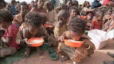 Phụ nữ và trẻ em tại trại tị nạn Kebribeyah, miền đông Ethiopia. (Ảnh: AFP/ TTXVN) 