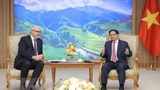 Thủ tướng Phạm Minh Chính tiếp đồng Bộ trưởng phụ trách Thương mại và Sản xuất Australia Tim Ayres. (Ảnh: Dương Giang/TTXVN) 