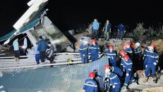 Các lực lượng chức năng triển khai tìm kiếm người bị mất tích. (Ảnh: Thanh Thủy/TTXVN) 