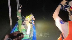 Công an huyện Nhơn trạch phối hợp với lực lượng chức năng xã Phước An xuyên đêm tìm kiếm nạn nhân mất tích. (Ảnh: TTXVN)