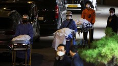 Thi thể các nạn nhân trong vụ giẫm đạp ở Itaewon, Seoul được đưa ra khỏi hiện trường. Ảnh: Reuters 