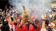 Người dân hò reo khi một đội kéo lửa thành công, chuẩn bị cho nấu cơm. (Ảnh: Nhân Dân)