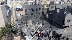 Hiện trường đổ nát sau vụ không kích của Israel xuống thành phố Khan Younis, Dải Gaza, ngày 19/5/2021. (Ảnh: THX/TTXVN)