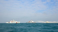 Lực lượng Cảnh sát biển hai nước luyện tập phương án chữa cháy tàu bị nạn. Ảnh: Mạnh Thường