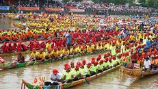 Đua ghe ngo là điểm nhấn trong khuôn khổ Ngày hội văn hóa, thể thao và du lịch đồng bào Khmer Nam Bộ. (Ảnh: Nhân Dân)