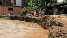 Bờ sông Tiền, đoạn thuộc xã Tân Quới, huyện Thanh Bình, tỉnh Đồng Tháp bị sạt lở. (Ảnh: Nhựt An/TTXVN)