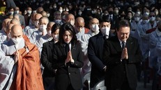 Tổng thống Hàn Quốc Yoon Suk-yeol và Đệ nhất phu nhân Kim Keon-hee tại lễ tưởng niệm các nạn nhân trong vụ giẫm đạp ở Itaewon diễn ra tại chùa Joggye ở thủ đô Seoul ngày 4/11/2022. (Ảnh: Yonhap/TTXVN) 