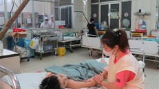 Một bệnh nhân nhi nhỏ tuổi đang được chăm sóc, điều trị tại Bệnh viện đa khoa tỉnh Khánh Hòa. (Ảnh: Phan Sáu/TTXVN) 