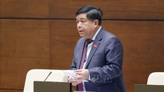 Bộ trưởng Bộ Kế hoạch và Đầu tư Nguyễn Chí Dũng phát biểu giải trình, làm rõ một số vấn đề đại biểu Quốc hội nêu. Ảnh: Doãn Tấn/TTXVN