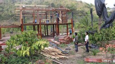 Tháo dỡ một căn nhà được làm trên đất nông nghiệp ở xã Ea Kao. Ảnh: baodaklak.vn