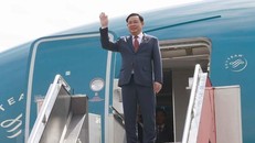 Chủ tịch Quốc hội Vương Đình Huệ đến sân bay quân sự Villamor, Thủ đô Manila. (Ảnh: Doãn Tấn/TTXVN) 