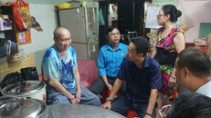 Các cấp công đoàn TP Hồ Chí Minh đi thăm và tặng quà cho người lao động có hoàn cảnh khó khăn.