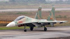 Máy bay Su30 hạ cánh sau khi bay trình diễn trên không phục vụ Triển lãm Quốc phòng quốc tế 2022. (Ảnh: Trọng Đức/TTXVN)