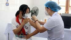 Nhân viên y tế tiêm vaccine cho trẻ từ 5 đến dưới 12 tuổi. (Ảnh: TTXVN) 