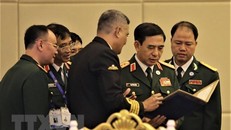 Các đại biểu trao đổi bên lề cuộc gặp không chính thức giữa Bộ trởng Quốc phòng các nước ASEAN với Bộ trưởng Quốc phòng Ấn Độ. (Ảnh: Huỳnh Thảo/TTXVN) 