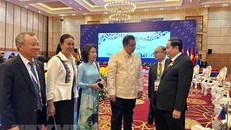 Lãnh đạo Đoàn Việt Nam và Philippines trao đổi bên lề Cuộc gặp các nhà lãnh đạo ASEAN-AIPA. (Ảnh minh họa: TTXVN phát)