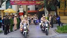 Lực lượng CSGT Công an thành phố Hà Nội ra quân bảo đảm trật tự, an toàn giao thông dịp đầu xuân Nhâm Dần 2022. (Ảnh: Phạm Kiên/TTXVN)