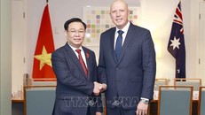 Chủ tịch Quốc hội Vương Đình Huệ và Lãnh đạo Đảng đối lập tại Hạ viện Peter Dutton. Ảnh: Doãn Tấn/TTXVN