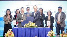 Ông Phạm Anh Đức – Phó tổng giám đốc Kinh doanh, Hệ thống Y tế Vinmec và ông Tôn Đức Sáu, Tổng giám đốc VGS Holding đại diện ký kết hợp tác chiến lược.