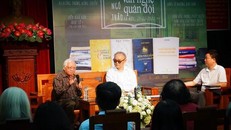 Nhà phê bình văn học Ngô Thảo (giữa) trong buổi giới thiệu sách ngày 29/11. (Ảnh: CTV/Vietnam+)