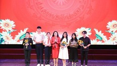 Thứ trưởng Bộ Văn hóa, Thể thao và Du lịch Trịnh Thị Thủy trao giải Xuất sắc cho các tác giả và nhóm tác giả đạt giải. Ảnh: Thanh Tùng/TTXVN 