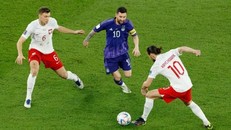 Messi đi bóng trước vòng vây của hai cầu thủ Ba Lan. Ảnh: Reuters. 