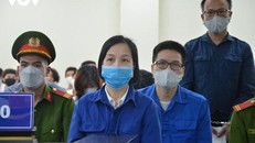 Bị cáo Nguyễn Thị Hà Thành (giữa) cùng nhóm cựu cán bộ ngân hàng hầu tòa ngày 4/5. (Nguồn: VOV)