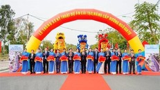 Các đại biểu cắt băng khánh thành Dự án Cải tạo, nâng cấp đường Ngô Gia Tự, đoạn từ cổng sân bay cũ đến đường Liên phường. (Ảnh: TTXVN phát)