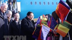 Cán bộ, nhân viên Đại sứ quán và cộng đồng người Việt Nam tại Bỉ đón Thủ tướng Phạm Minh Chính. (Ảnh: Dương Giang/TTXVN) 