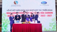 Đại diện Vinamilk và Báo Tài nguyên và Môi trường (TN&MT) ký biên bản ghi nhớ hợp tác cho dự án trồng cây hướng đến Net Zero
