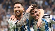 Messi và Alvarez ghi bàn cho Argentina. (Nguồn: Reuters)