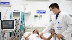 Bệnh nhân ngộ độc rượu methanol được điều trị tại Bệnh viện Nhân Dân Gia Định. Ảnh: Vân Sơn