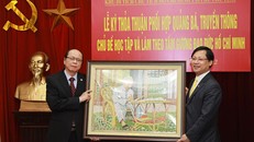 Tổng giám đốc TCT Bưu điện Việt Nam tặng tranh tem cho đại diện lãnh đạo Khu di tích Chủ tịch Hồ Chí Minh tại Phủ Chủ tịch. (Ảnh: TTXVN)