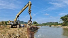 Công trình kè sông vẫn ngổn ngang sau gần 2 năm nhà thầu được tạm ứng vốn. (Ảnh: TTXVN)