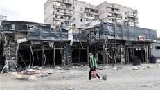 Tòa nhà bị hư hại do xung đột tại Mariupol, Ukraine. (Ảnh: THX/TTXVN)