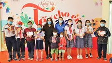 Trao quà Tết cho các em thiếu nhi có hoàn cảnh khó khăn khu vực quận 1, Thành phố Hồ Chí Minh dịp Tết Tân Sửu năm 2021. (Ảnh: Hồng Giang/TTXVN) 