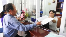 Giải quyết thủ tục hành chính cho người lao động. Ảnh: TTXVN.